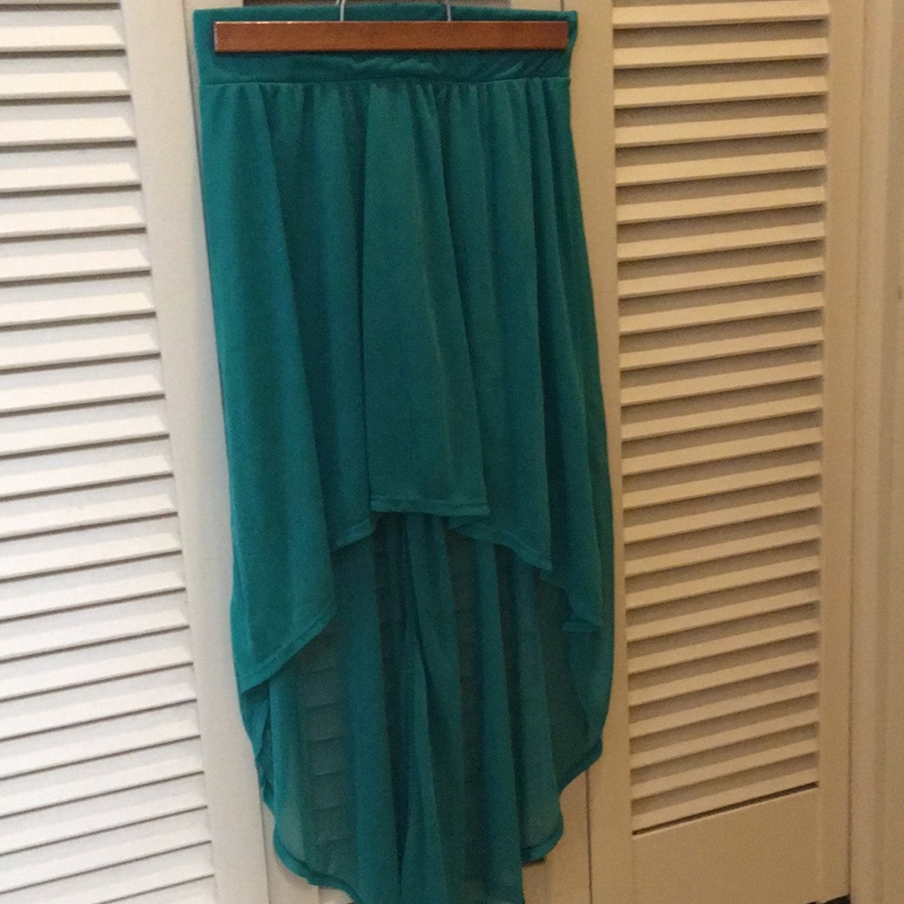 🚨Make an Offer🚨Green High-Low Skirt